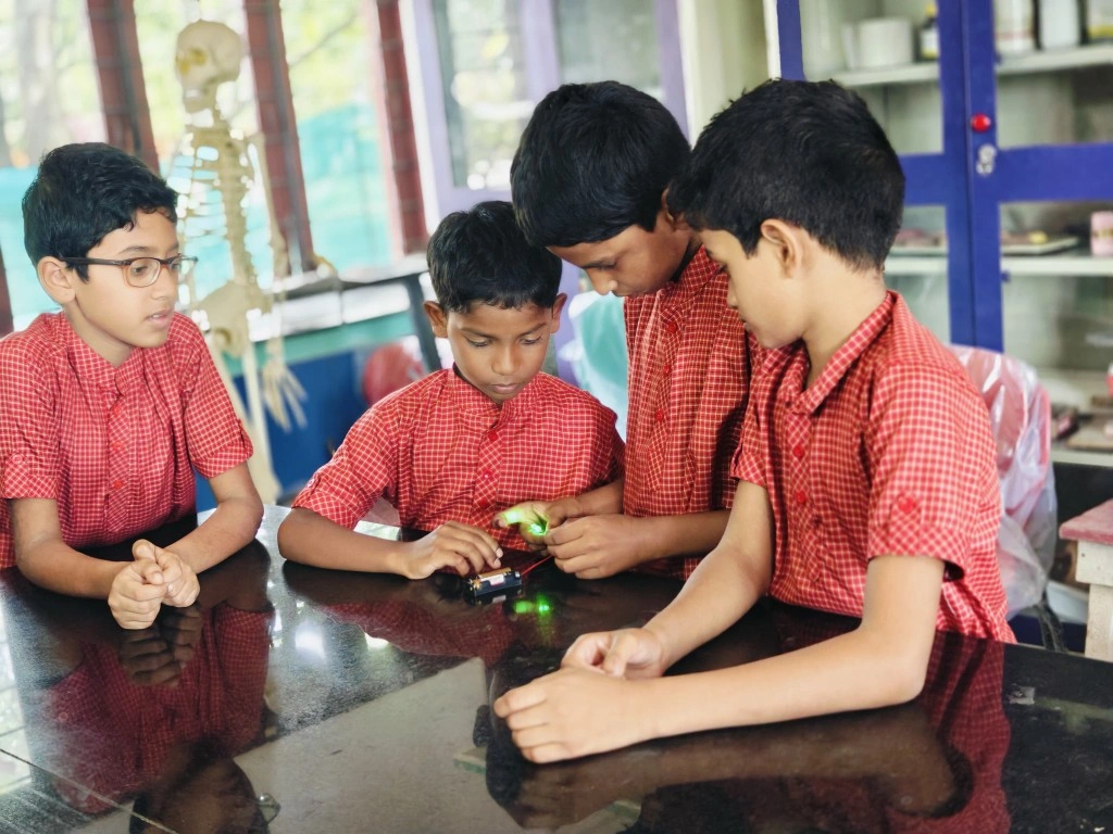 5th graders working together on simple circuits hands-on experiment Vidhya Peetham i-School